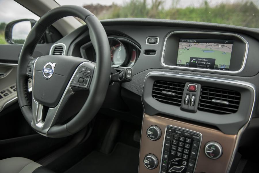 Панель приборов Volvo V40 T5 AWD Cross Country 2016 года  (фото 14 из 19)
